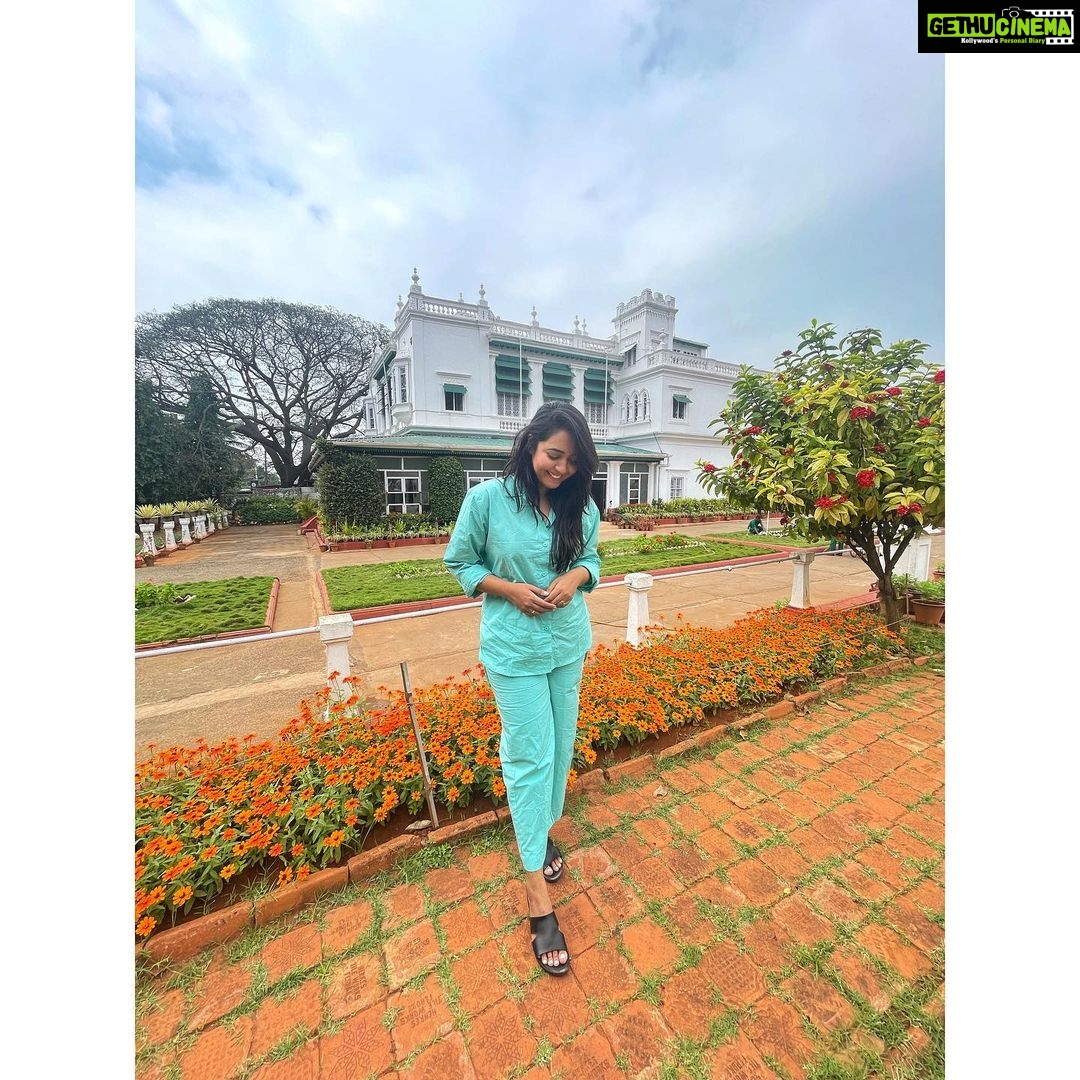 Hitha Chandrashekar Instagram - Funny story: some of the staff of the Green Hotel were in the same coloured shirts 💁🏻♀️