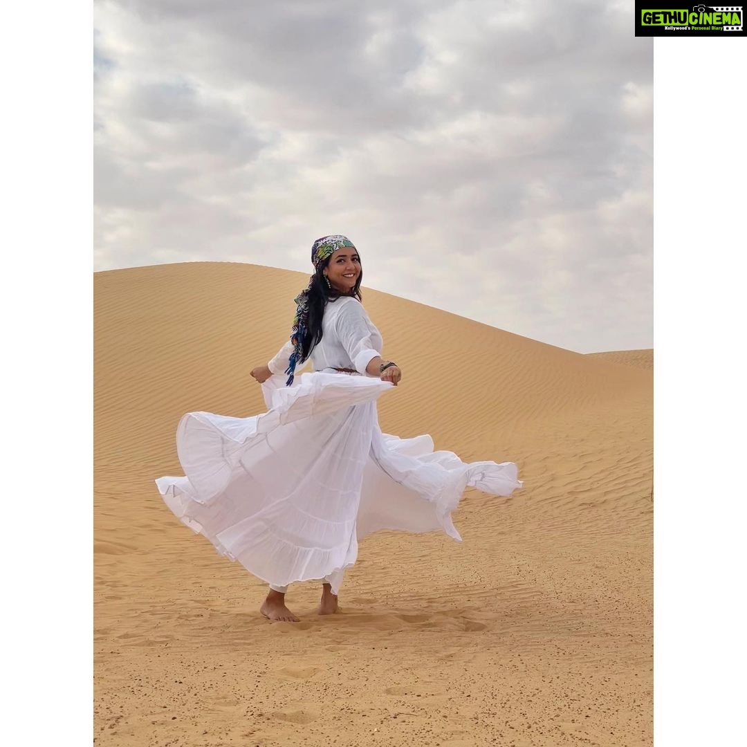 Hitha Chandrashekar Instagram - Cold feet, gushing winds, flying hair, vast, plain and otherworldly🌵🐪🏜️ Wahiba Sands - Oman