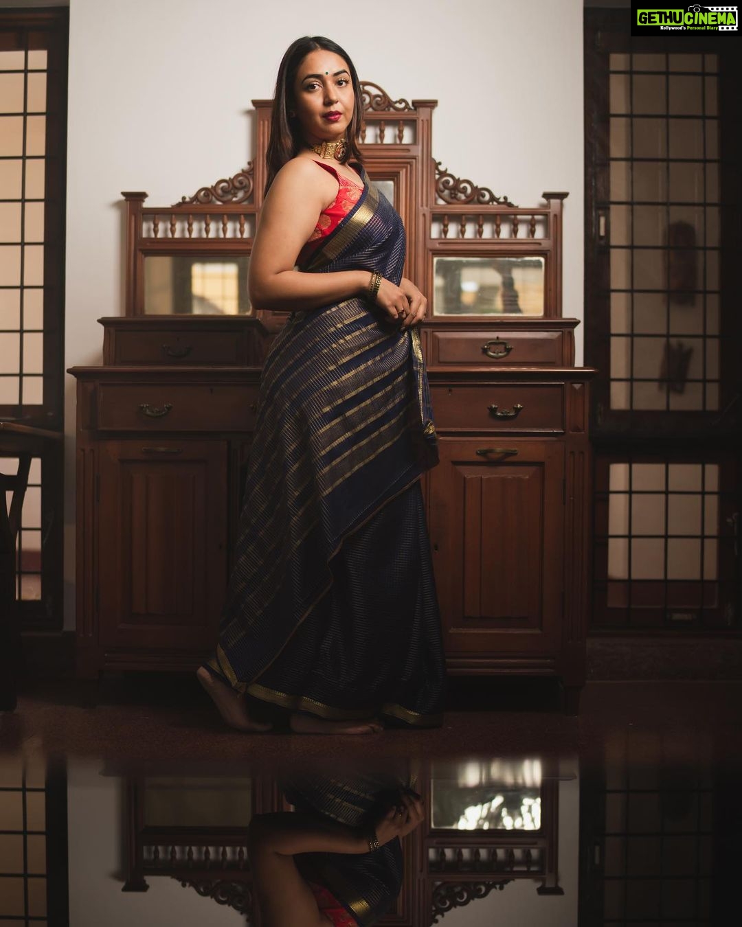 Hitha Chandrashekar Instagram - @thehithaceee Saree @anayra_couture Blouse @kalasthreebytejaswinikranthi Jewellery @thefestivestoreindia Makeup - @thehithaceee š Hair @makeoverbybhavani_ Location courtesy @medharao & sharath.chandru_ #sonyalpha #fineartportraits #portrait_vision #portraiture #portrait_ig #sonya7rv #portrait_perfection #saree #southindiansaree #godox #godoxusergroup #godoxlighting #fujifeed #kannada #kannadaactress #kannadafilm #kannadamovies #kannadacinema #kannadathi #sandalwood #sandalwoodactress #sandalwoodmovies #sonyin #sonyportraits Bangalore, India