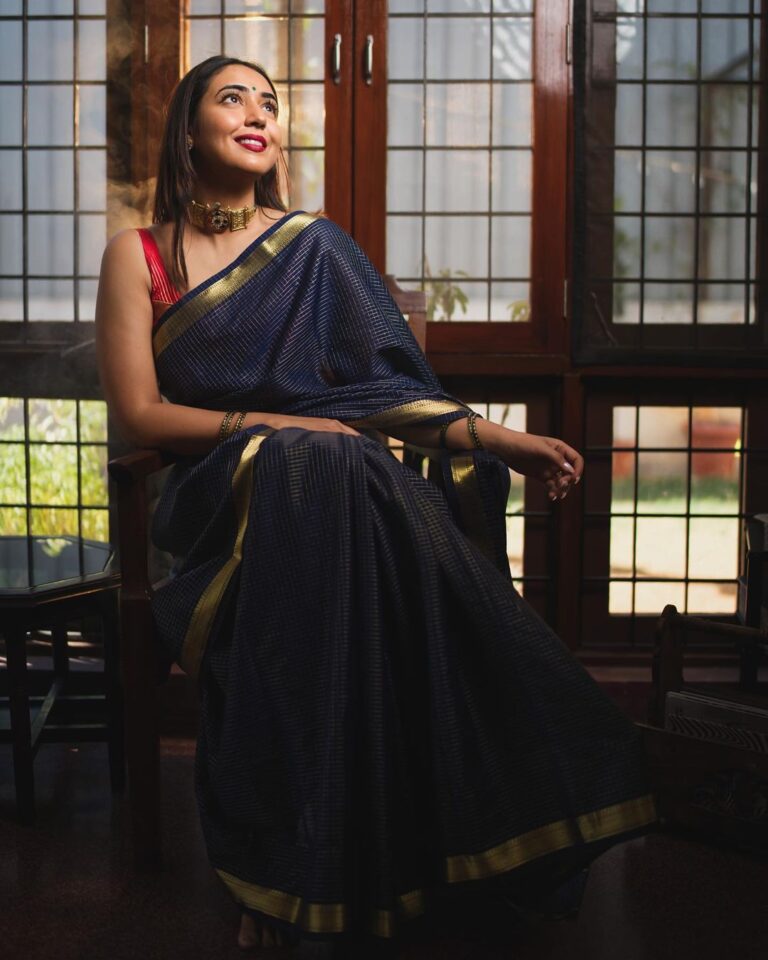 Hitha Chandrashekar Instagram - A shoot that was long overdue Thanks for being such a wonderful muse @thehithaceee :) Saree @anayra_couture Blouse @kalasthreebyteiaswinikranthi Jewellery @thefestivestoreindia Makeup - @thehithaceee 😄 Hair @makeoverbybhavani Location courtesy @medharao & sharath.chandru_ #sonyalpha #fineartportrait #fineartphotography #portraitvision #portraiture #kannada #kannadaactress #kannadathi #kannadafilms #sandalwoodactress #actress #sandalwoodactors #saree #sareelove Bangalore, India