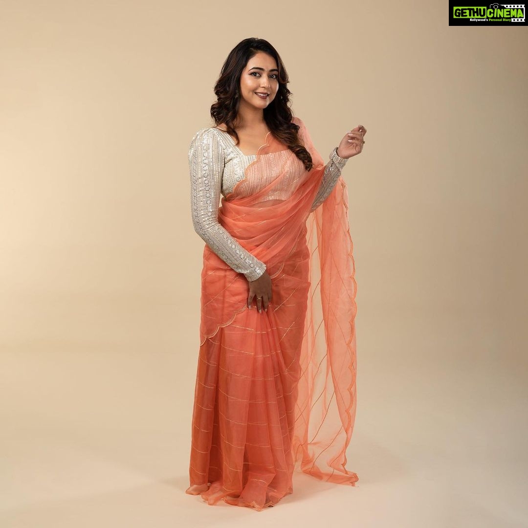 Hitha Chandrashekar Instagram - 🍣 Thank you @mayarthaproductions for this shoot ❤️ Absolutely cannot get over this look :) Saree & Blouse @kalasthreebytejaswinikranthi Makeup by @makeupdiaries_by_ashwini Hair @colourup_by_harshi #loveandgratitude