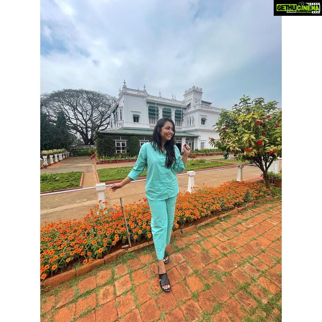 Hitha Chandrashekar Instagram - Funny story: some of the staff of the Green Hotel were in the same coloured shirts 💁🏻♀️