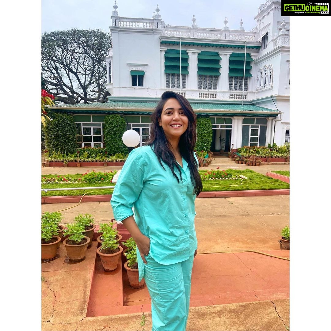 Hitha Chandrashekar Instagram - Funny story: some of the staff of the Green Hotel were in the same coloured shirts 💁🏻♀️