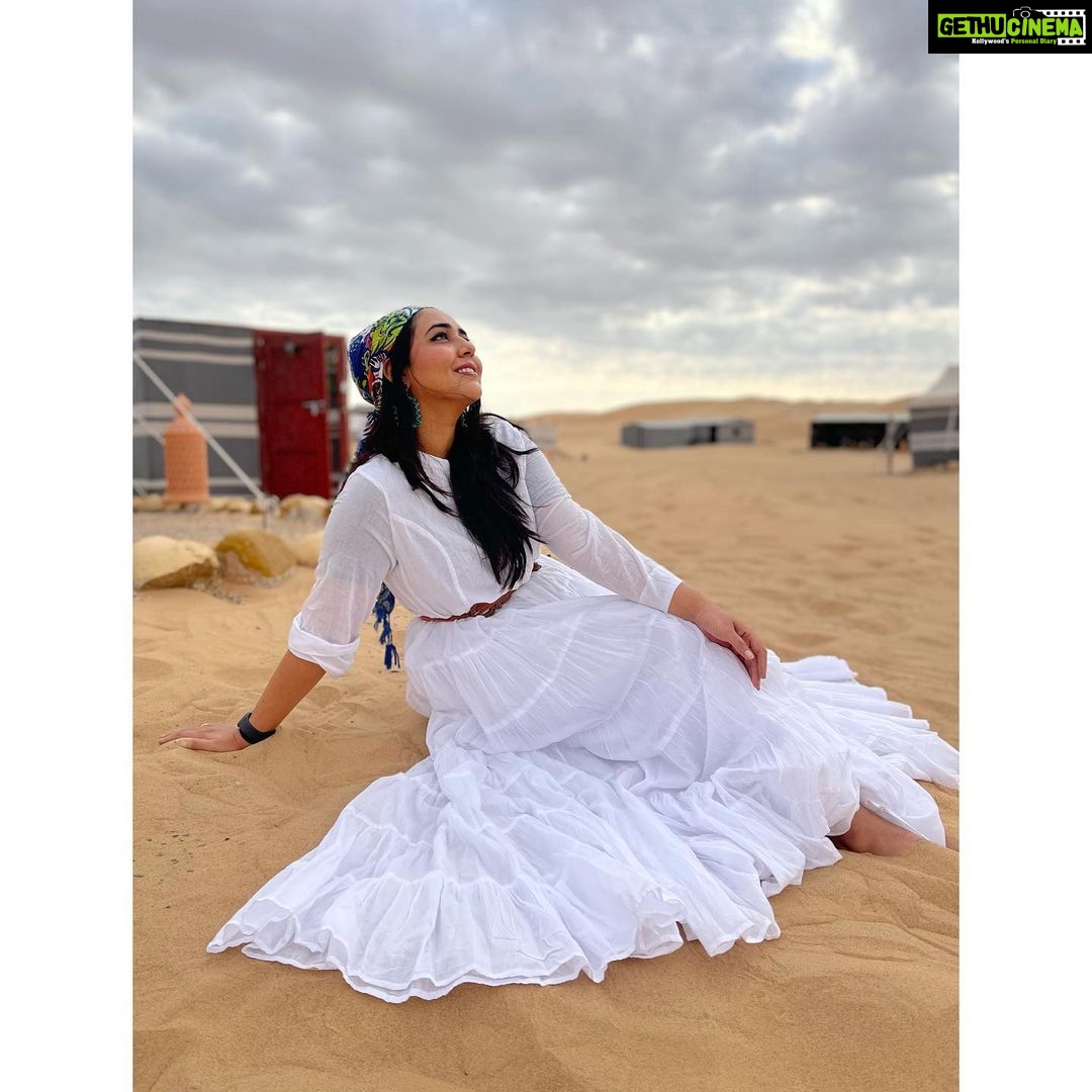 Hitha Chandrashekar Instagram - Cold feet, gushing winds, flying hair, vast, plain and otherworldly🌵🐪🏜️ Wahiba Sands - Oman
