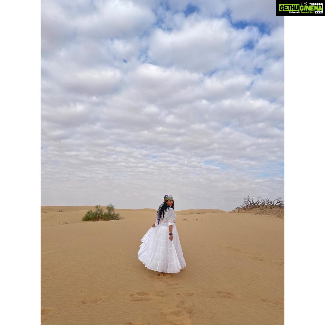 Hitha Chandrashekar Instagram - Cold feet, gushing winds, flying hair, vast, plain and otherworldly🌵🐪🏜️ Wahiba Sands - Oman