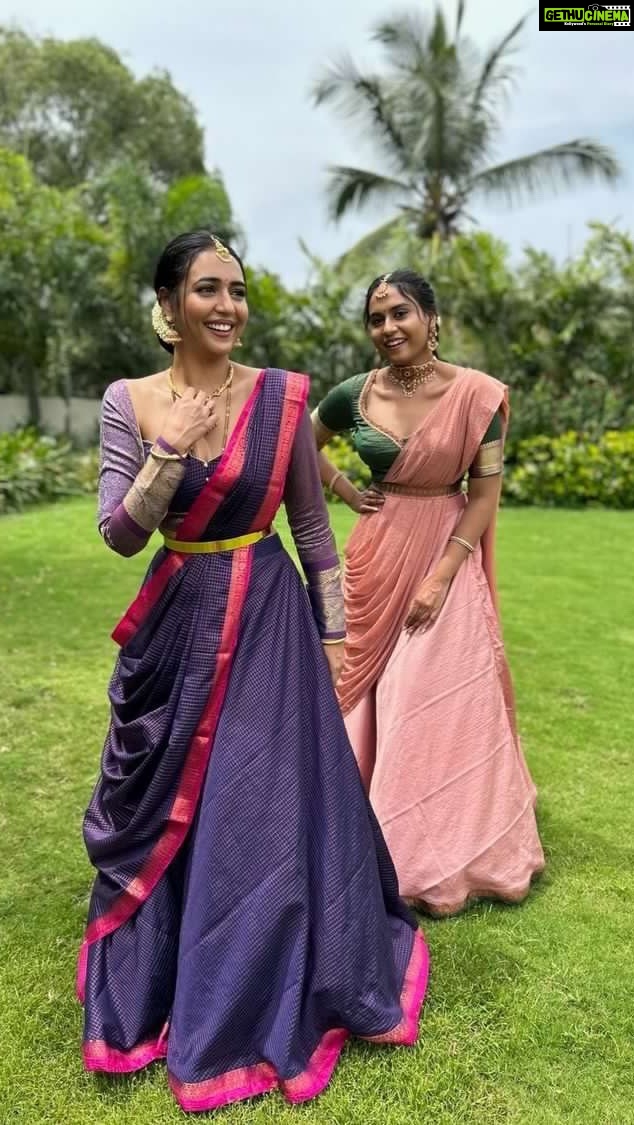 Hitha Chandrashekar Instagram - THE FESTIVE COLLECTION by @kalasthreebytejaswinikranthi is now available. DM them to get your hands on these gorgeous Monochromatic outfits and other spectacular desgins✨ Outfit design and styling @tejukranthi Assisted by @khushi_jagadisha Jewellery @sunrisesilversmiths Video @byanushkabohra Hair @hairartistry_by_madhukeerthi_ . . . . #southindianfashion #festive #varamahalakshmi #indianoutfits #langadawani Bangalore, India