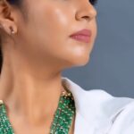 Hitha Chandrashekar Instagram - Sweet, fancy and all things fine, She wears accessories that age like wine! Classic but with a twist, here is @thehithaceee - our @arjunaa_jewellers’ muse who takes a new twist on a classical emerald necklace, by pairing it with her classic white shirt. Oddly satisfying and truly a woman of today, here’s a #modernmaharani in her absolute prime! #gold #contemporarydesign #everydayjewellery #bestjewellery #lovelypieces #goldjewellery #ornaments #arjunaajewellers #feelitreelit #feelkaroreelkaro #trending #hithachandrashekar #regal #royaldesigns #heritage #emeralds #diamonds