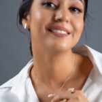 Hitha Chandrashekar Instagram - Suave, trendy and a perfect representation of a modern woman’s favourites: here is an everyday set from @arjunaa_jewellers as seen on @thehithaceee ! #gold #contemporarydesign #everydayjewellery #bestjewellery #lovelypieces #goldjewellery #ornaments #officejewellery #arjunaajewellers #feelitreelit #feelkaroreelkaro #trending #hithachandrashekar