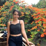 Hitha Chandrashekar Instagram - Whenever I see a Gulmohar tree, I’m automatically transported back to the 90s. Also, how many of you had English textbooks in school called Gulmohar? Lmk in the comments 💁🏻‍♀️ Pc @miss.pandith Indian Biere House