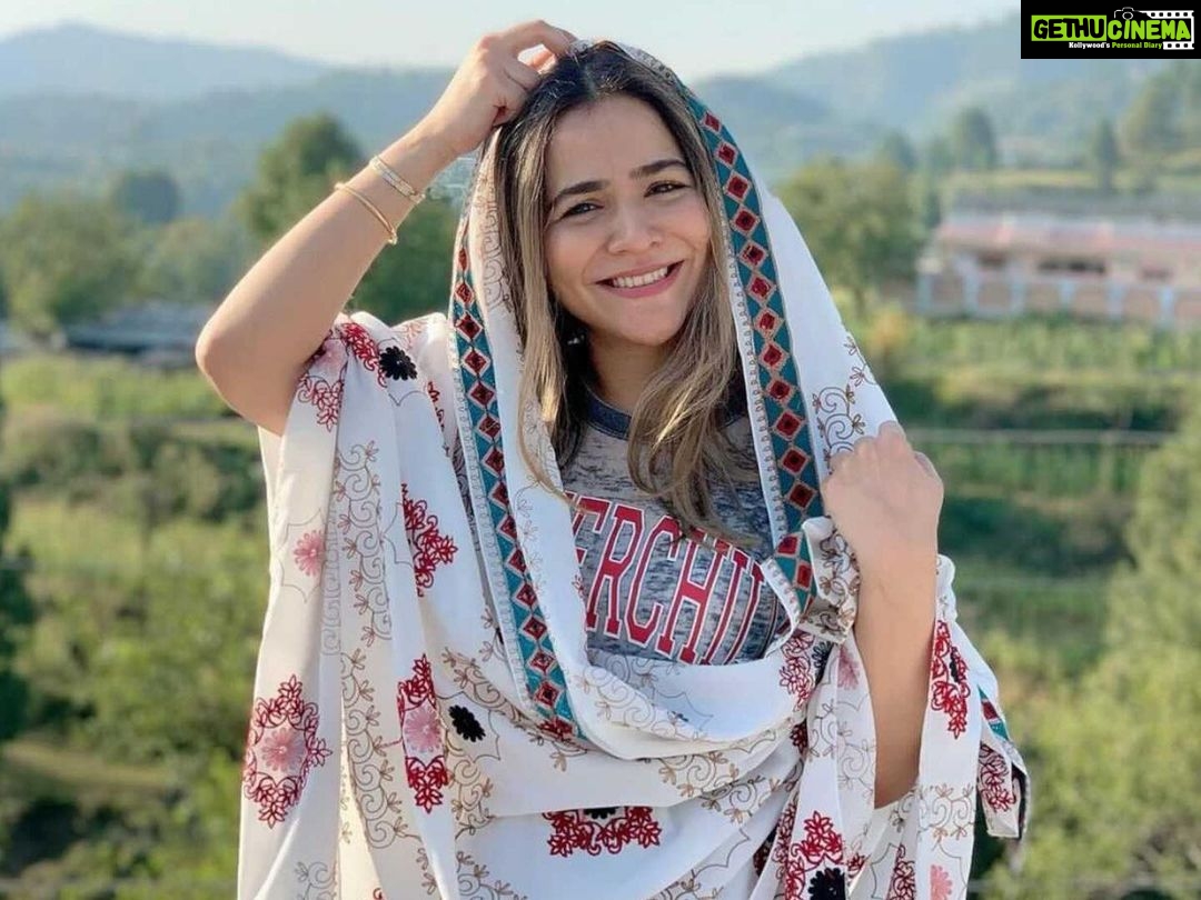 Humaima Malick Instagram - Smile through it all the way 👊#peacefulmind