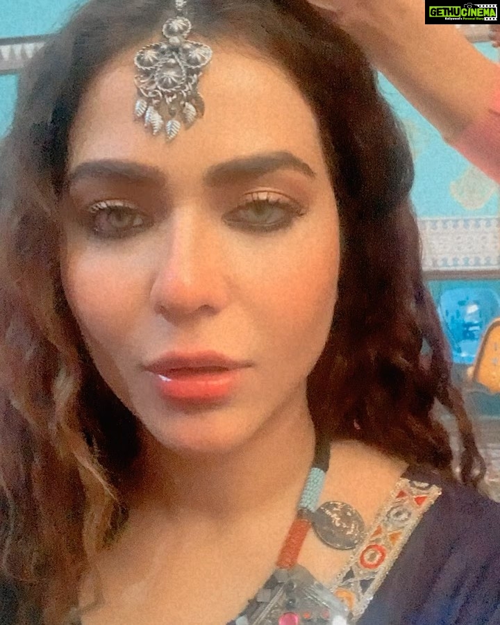 Humaima Malick Instagram - Jindo first day on set 🫶 @mishasaqib Thankyou for making me look beautiful and our Zara on makeup ! #jindo