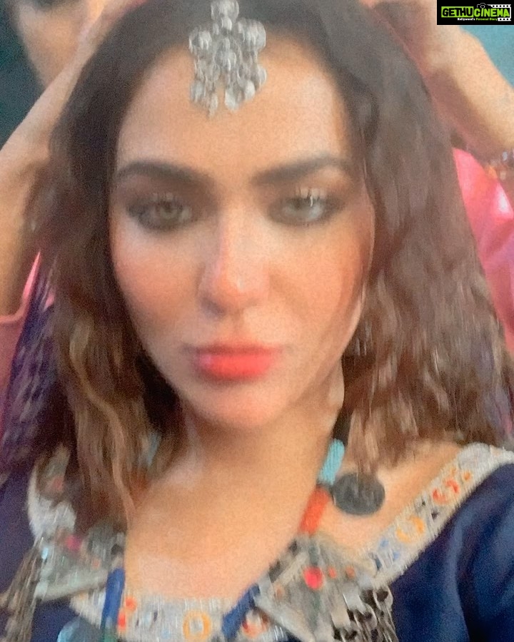 Humaima Malick Instagram - Jindo first day on set 🫶 @mishasaqib Thankyou for making me look beautiful and our Zara on makeup ! #jindo