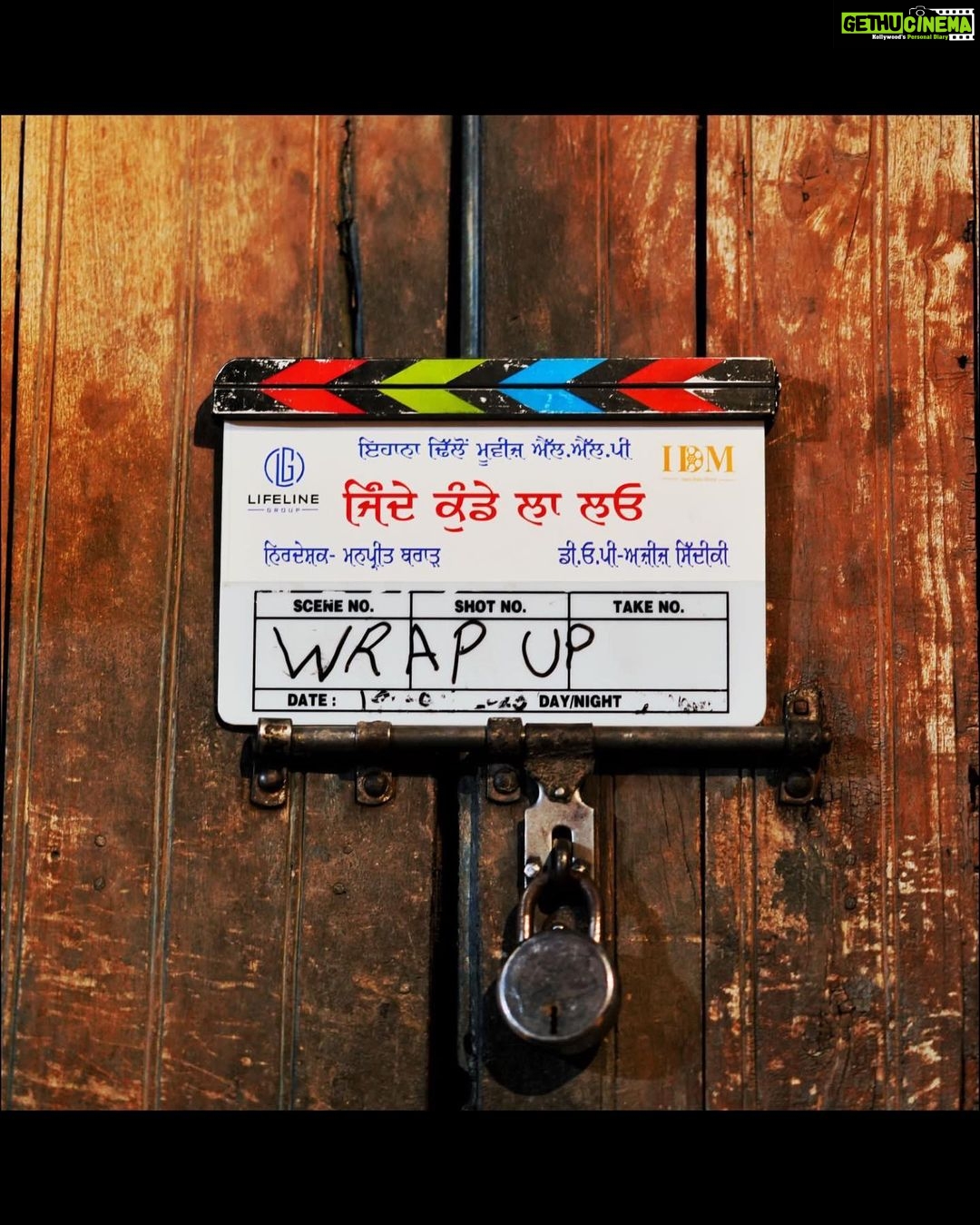 Ihana Dhillon Instagram - ਚਾਚਾ ਦਾਰੂ ਨਾਲ ਰੱਜਿਆ ਹੋਵੇ, ਜਿੰਦੇ ਕੁੰਡੇ ਲਾ ਲਓ 🐵 ਬਿਜਲੀ, ਬੱਦਲ ਗੱਜਿਆ ਹੋਵੇ, ਜਿੰਦੇ ਕੁੰਡੇ ਲਾ ਲਓ 🙉 ਕੋਈ ਕੈਦੀ ਜੇਲ੍ਹੋਂ ਭੱਜਿਆ ਹੋਵੇ, ਜਿੰਦੇ ਕੁੰਡੇ ਲਾ ਲਓ 🙈 ਪੈਸਾ ਘਰ ਵਿੱਚ ਕੱਜਿਆ ਹੋਵੇ, ਜਿੰਦੇ ਕੁੰਡੇ ਲਾ ਲਓ 🙊 ਇੱਕ ਐਸਾ ਹੀ ਮੁੱਦਾ ਲੈ ਕੇ ਹਾਜ਼ਿਰ ਐ ਹਰਦੀਪ ਗਰੇਵਾਲ ਤੇ ਇਹਾਨਾ ਢਿੱਲੋਂ ਦੀ ਜੋੜੀ "ਜਿੰਦੇ ਕੁੰਡੇ ਲਾ ਲਓ" 🏧Produced by @Ihanadhillonmovies & Lifeline 😎 Co Producer @hrprt_dhlln 🌟Starring @hardeepgrewalofficial @ihanadhillon @mintukapaofficial @irajdhaliwal @pareetkvadhera @sukhwinderrajbutter @malkeetrauni @dhurijaggi @jaspreetdhillonofficial @jashanjitgosha @pateelaji786 🎬Director @manpreet_brar_official 🎥Cinmetographer @azeez.siddiqui.1 📝Written by @amansidhu.10 ✍🏻Dialogues @bhinditolawaal 📑 Additional Screenplay @devsinghji 💰Executive Producer @rajinderkumargagahar 📲Line Producer @itsguriidhaliwal 🎨Art Director @jatindersingh811 @rommyarts & Team @rajdeep__0751 Dop team 📽️Associate Dop @azhardop 🔬Focus Puller @Pankajkrsig 🎞️Assistant Dop @raviraja849 👔Costume Designer chauhanasmita & Team @itsdeepharman6 @kumarmanish66000 🚴🏻♂️ Associate Director @mandeepsaklani & Team @garygillfilms @paramveersharma @happygill111 @rajatsehgaldirector @itsjpsangar 🔊Sound @__navi.0011 📸 Still & Making @deepproductionfilm & Team @ksandeepkumar 👨👦👦Production Manager @mpreet_singh_official & Team @vikaramjit1 @didarsandhuofficial @balkar_maghanian ranjodcheema 🍔 Food & Light @inder_kapoor_22 & Team @udaybhan__gurjar chaman0002 @sa_rkar3997 @agupt026 @vishnu_chauhan_dholpur_rj11 🧳 Makeup Hardeep Grewal Team @vsg_makeup_mantra @simran_somal_1 👜 Makeup Ihana Dhillon Team @hairbyramacoiffeur @rajamakeover 👛Company make-up @micky_makeover & @sukh_makeover77 @just_joggi @armaan01makeover @mr.gourav.bagri 🏋️♀️ Bouncer Team @honeysingh8955 @harwindersingh96 @preetbains2232 @ihanadhillonmovies @jindeykundelalao