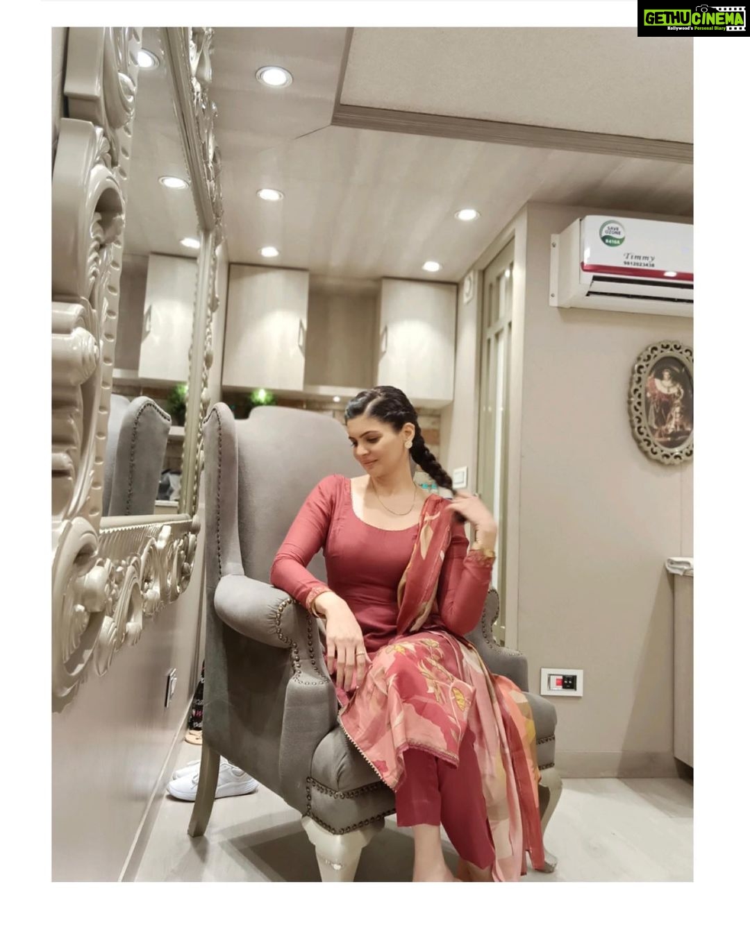 Ihana Dhillon Instagram - In a world of my own 🧡 #seriesofmoments #seriesofmood