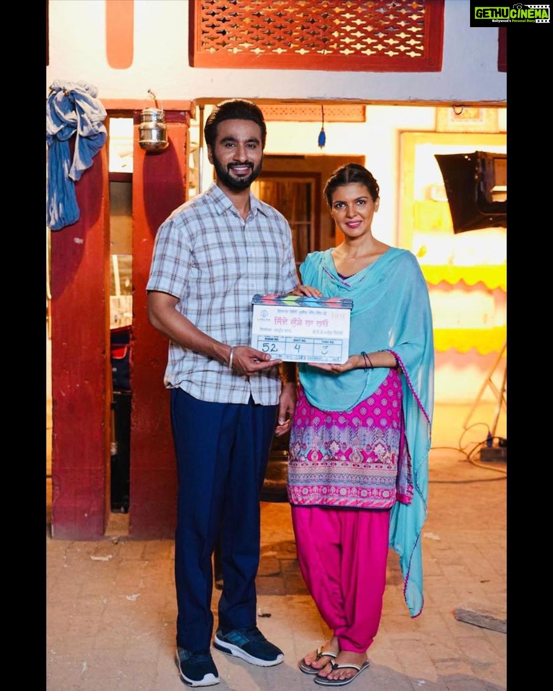 Ihana Dhillon Instagram - ਚਾਚਾ ਦਾਰੂ ਨਾਲ ਰੱਜਿਆ ਹੋਵੇ, ਜਿੰਦੇ ਕੁੰਡੇ ਲਾ ਲਓ 🐵 ਬਿਜਲੀ, ਬੱਦਲ ਗੱਜਿਆ ਹੋਵੇ, ਜਿੰਦੇ ਕੁੰਡੇ ਲਾ ਲਓ 🙉 ਕੋਈ ਕੈਦੀ ਜੇਲ੍ਹੋਂ ਭੱਜਿਆ ਹੋਵੇ, ਜਿੰਦੇ ਕੁੰਡੇ ਲਾ ਲਓ 🙈 ਪੈਸਾ ਘਰ ਵਿੱਚ ਕੱਜਿਆ ਹੋਵੇ, ਜਿੰਦੇ ਕੁੰਡੇ ਲਾ ਲਓ 🙊 ਇੱਕ ਐਸਾ ਹੀ ਮੁੱਦਾ ਲੈ ਕੇ ਹਾਜ਼ਿਰ ਐ ਹਰਦੀਪ ਗਰੇਵਾਲ ਤੇ ਇਹਾਨਾ ਢਿੱਲੋਂ ਦੀ ਜੋੜੀ "ਜਿੰਦੇ ਕੁੰਡੇ ਲਾ ਲਓ" 🏧Produced by @Ihanadhillonmovies & Lifeline 😎 Co Producer @hrprt_dhlln 🌟Starring @hardeepgrewalofficial @ihanadhillon @mintukapaofficial @irajdhaliwal @pareetkvadhera @sukhwinderrajbutter @malkeetrauni @dhurijaggi @jaspreetdhillonofficial @jashanjitgosha @pateelaji786 🎬Director @manpreet_brar_official 🎥Cinmetographer @azeez.siddiqui.1 📝Written by @amansidhu.10 ✍🏻Dialogues @bhinditolawaal 📑 Additional Screenplay @devsinghji 💰Executive Producer @rajinderkumargagahar 📲Line Producer @itsguriidhaliwal 🎨Art Director @jatindersingh811 @rommyarts & Team @rajdeep__0751 Dop team 📽️Associate Dop @azhardop 🔬Focus Puller @Pankajkrsig 🎞️Assistant Dop @raviraja849 👔Costume Designer chauhanasmita & Team @itsdeepharman6 @kumarmanish66000 🚴🏻♂️ Associate Director @mandeepsaklani & Team @garygillfilms @paramveersharma @happygill111 @rajatsehgaldirector @itsjpsangar 🔊Sound @__navi.0011 📸 Still & Making @deepproductionfilm & Team @ksandeepkumar 👨👦👦Production Manager @mpreet_singh_official & Team @vikaramjit1 @didarsandhuofficial @balkar_maghanian ranjodcheema 🍔 Food & Light @inder_kapoor_22 & Team @udaybhan__gurjar chaman0002 @sa_rkar3997 @agupt026 @vishnu_chauhan_dholpur_rj11 🧳 Makeup Hardeep Grewal Team @vsg_makeup_mantra @simran_somal_1 👜 Makeup Ihana Dhillon Team @hairbyramacoiffeur @rajamakeover 👛Company make-up @micky_makeover & @sukh_makeover77 @just_joggi @armaan01makeover @mr.gourav.bagri 🏋️♀️ Bouncer Team @honeysingh8955 @harwindersingh96 @preetbains2232 @ihanadhillonmovies @jindeykundelalao