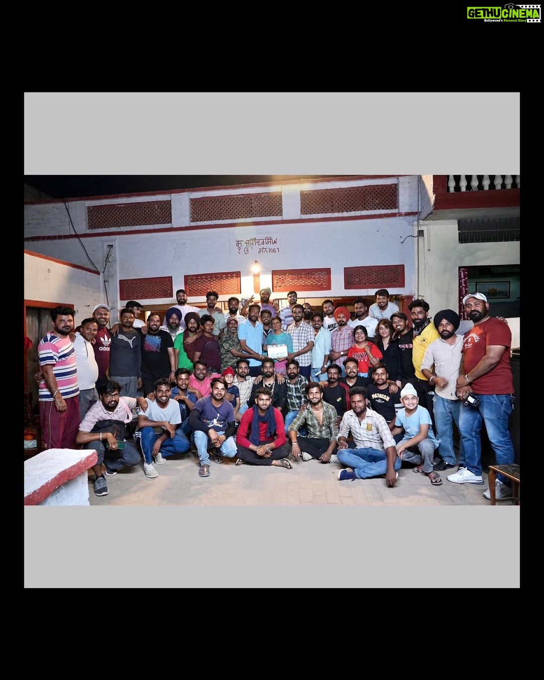 Ihana Dhillon Instagram - ਚਾਚਾ ਦਾਰੂ ਨਾਲ ਰੱਜਿਆ ਹੋਵੇ, ਜਿੰਦੇ ਕੁੰਡੇ ਲਾ ਲਓ 🐵 ਬਿਜਲੀ, ਬੱਦਲ ਗੱਜਿਆ ਹੋਵੇ, ਜਿੰਦੇ ਕੁੰਡੇ ਲਾ ਲਓ 🙉 ਕੋਈ ਕੈਦੀ ਜੇਲ੍ਹੋਂ ਭੱਜਿਆ ਹੋਵੇ, ਜਿੰਦੇ ਕੁੰਡੇ ਲਾ ਲਓ 🙈 ਪੈਸਾ ਘਰ ਵਿੱਚ ਕੱਜਿਆ ਹੋਵੇ, ਜਿੰਦੇ ਕੁੰਡੇ ਲਾ ਲਓ 🙊 ਇੱਕ ਐਸਾ ਹੀ ਮੁੱਦਾ ਲੈ ਕੇ ਹਾਜ਼ਿਰ ਐ ਹਰਦੀਪ ਗਰੇਵਾਲ ਤੇ ਇਹਾਨਾ ਢਿੱਲੋਂ ਦੀ ਜੋੜੀ "ਜਿੰਦੇ ਕੁੰਡੇ ਲਾ ਲਓ" 🏧Produced by @Ihanadhillonmovies & Lifeline 😎 Co Producer @hrprt_dhlln 🌟Starring @hardeepgrewalofficial @ihanadhillon @mintukapaofficial @irajdhaliwal @pareetkvadhera @sukhwinderrajbutter @malkeetrauni @dhurijaggi @jaspreetdhillonofficial @jashanjitgosha @pateelaji786 🎬Director @manpreet_brar_official 🎥Cinmetographer @azeez.siddiqui.1 📝Written by @amansidhu.10 ✍🏻Dialogues @bhinditolawaal 📑 Additional Screenplay @devsinghji 💰Executive Producer @rajinderkumargagahar 📲Line Producer @itsguriidhaliwal 🎨Art Director @jatindersingh811 @rommyarts & Team @rajdeep__0751 Dop team 📽️Associate Dop @azhardop 🔬Focus Puller @Pankajkrsig 🎞️Assistant Dop @raviraja849 👔Costume Designer chauhanasmita & Team @itsdeepharman6 @kumarmanish66000 🚴🏻♂️ Associate Director @mandeepsaklani & Team @garygillfilms @paramveersharma @happygill111 @rajatsehgaldirector @itsjpsangar 🔊Sound @__navi.0011 📸 Still & Making @deepproductionfilm & Team @ksandeepkumar 👨👦👦Production Manager @mpreet_singh_official & Team @vikaramjit1 @didarsandhuofficial @balkar_maghanian ranjodcheema 🍔 Food & Light @inder_kapoor_22 & Team @udaybhan__gurjar chaman0002 @sa_rkar3997 @agupt026 @vishnu_chauhan_dholpur_rj11 🧳 Makeup Hardeep Grewal Team @vsg_makeup_mantra @simran_somal_1 👜 Makeup Ihana Dhillon Team @hairbyramacoiffeur @rajamakeover 👛Company make-up @micky_makeover & @sukh_makeover77 @just_joggi @armaan01makeover @mr.gourav.bagri 🏋️♀️ Bouncer Team @honeysingh8955 @harwindersingh96 @preetbains2232 @ihanadhillonmovies @jindeykundelalao
