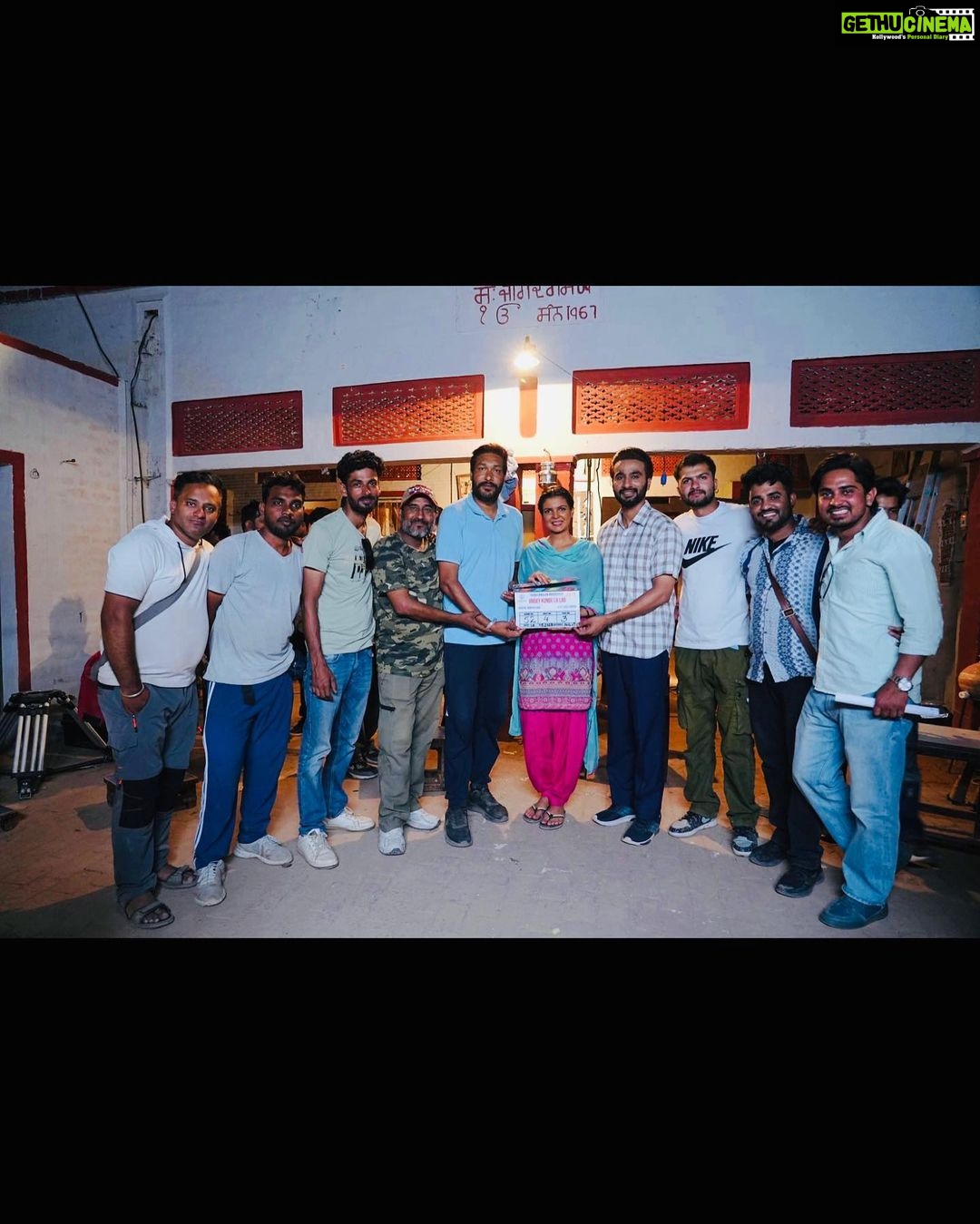 Ihana Dhillon Instagram - ਚਾਚਾ ਦਾਰੂ ਨਾਲ ਰੱਜਿਆ ਹੋਵੇ, ਜਿੰਦੇ ਕੁੰਡੇ ਲਾ ਲਓ 🐵 ਬਿਜਲੀ, ਬੱਦਲ ਗੱਜਿਆ ਹੋਵੇ, ਜਿੰਦੇ ਕੁੰਡੇ ਲਾ ਲਓ 🙉 ਕੋਈ ਕੈਦੀ ਜੇਲ੍ਹੋਂ ਭੱਜਿਆ ਹੋਵੇ, ਜਿੰਦੇ ਕੁੰਡੇ ਲਾ ਲਓ 🙈 ਪੈਸਾ ਘਰ ਵਿੱਚ ਕੱਜਿਆ ਹੋਵੇ, ਜਿੰਦੇ ਕੁੰਡੇ ਲਾ ਲਓ 🙊 ਇੱਕ ਐਸਾ ਹੀ ਮੁੱਦਾ ਲੈ ਕੇ ਹਾਜ਼ਿਰ ਐ ਹਰਦੀਪ ਗਰੇਵਾਲ ਤੇ ਇਹਾਨਾ ਢਿੱਲੋਂ ਦੀ ਜੋੜੀ "ਜਿੰਦੇ ਕੁੰਡੇ ਲਾ ਲਓ" 🏧Produced by @Ihanadhillonmovies & Lifeline 😎 Co Producer @hrprt_dhlln 🌟Starring @hardeepgrewalofficial @ihanadhillon @mintukapaofficial @irajdhaliwal @pareetkvadhera @sukhwinderrajbutter @malkeetrauni @dhurijaggi @jaspreetdhillonofficial @jashanjitgosha @pateelaji786 🎬Director @manpreet_brar_official 🎥Cinmetographer @azeez.siddiqui.1 📝Written by @amansidhu.10 ✍🏻Dialogues @bhinditolawaal 📑 Additional Screenplay @devsinghji 💰Executive Producer @rajinderkumargagahar 📲Line Producer @itsguriidhaliwal 🎨Art Director @jatindersingh811 @rommyarts & Team @rajdeep__0751 Dop team 📽️Associate Dop @azhardop 🔬Focus Puller @Pankajkrsig 🎞️Assistant Dop @raviraja849 👔Costume Designer chauhanasmita & Team @itsdeepharman6 @kumarmanish66000 🚴🏻♂️ Associate Director @mandeepsaklani & Team @garygillfilms @paramveersharma @happygill111 @rajatsehgaldirector @itsjpsangar 🔊Sound @__navi.0011 📸 Still & Making @deepproductionfilm & Team @ksandeepkumar 👨👦👦Production Manager @mpreet_singh_official & Team @vikaramjit1 @didarsandhuofficial @balkar_maghanian ranjodcheema 🍔 Food & Light @inder_kapoor_22 & Team @udaybhan__gurjar chaman0002 @sa_rkar3997 @agupt026 @vishnu_chauhan_dholpur_rj11 🧳 Makeup Hardeep Grewal Team @vsg_makeup_mantra @simran_somal_1 👜 Makeup Ihana Dhillon Team @hairbyramacoiffeur @rajamakeover 👛Company make-up @micky_makeover & @sukh_makeover77 @just_joggi @armaan01makeover @mr.gourav.bagri 🏋️♀️ Bouncer Team @honeysingh8955 @harwindersingh96 @preetbains2232 @ihanadhillonmovies @jindeykundelalao