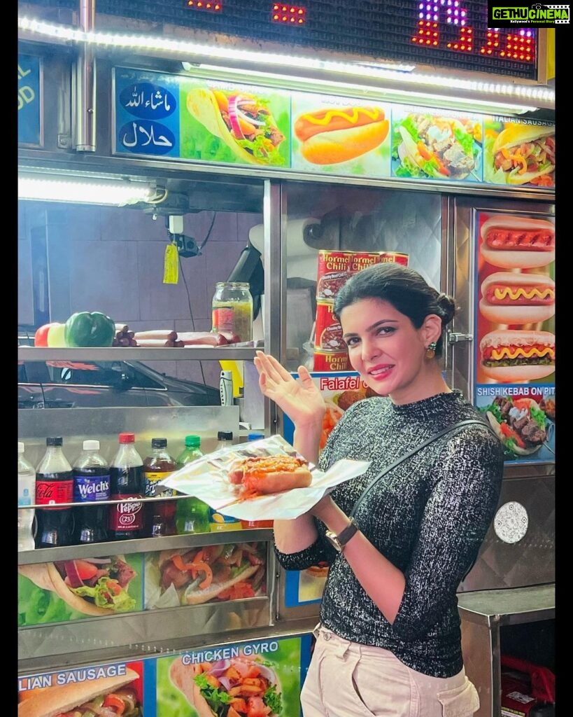 Ihana Dhillon Instagram - Hotdog 🌭 ka kamaal & Meri figure ka raaj 🤣🙈😜 … because every picture tells a story Small glimpse of evening well spent 😊 #traveldiaries #foodlover New York, N.Y.