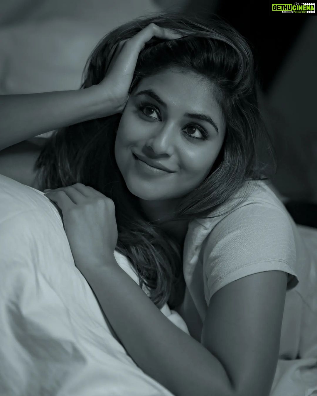 Indhuja Ravichandran Instagram - And she continued 🖤🤍 . . . . . 📷@cinematographer_gautham