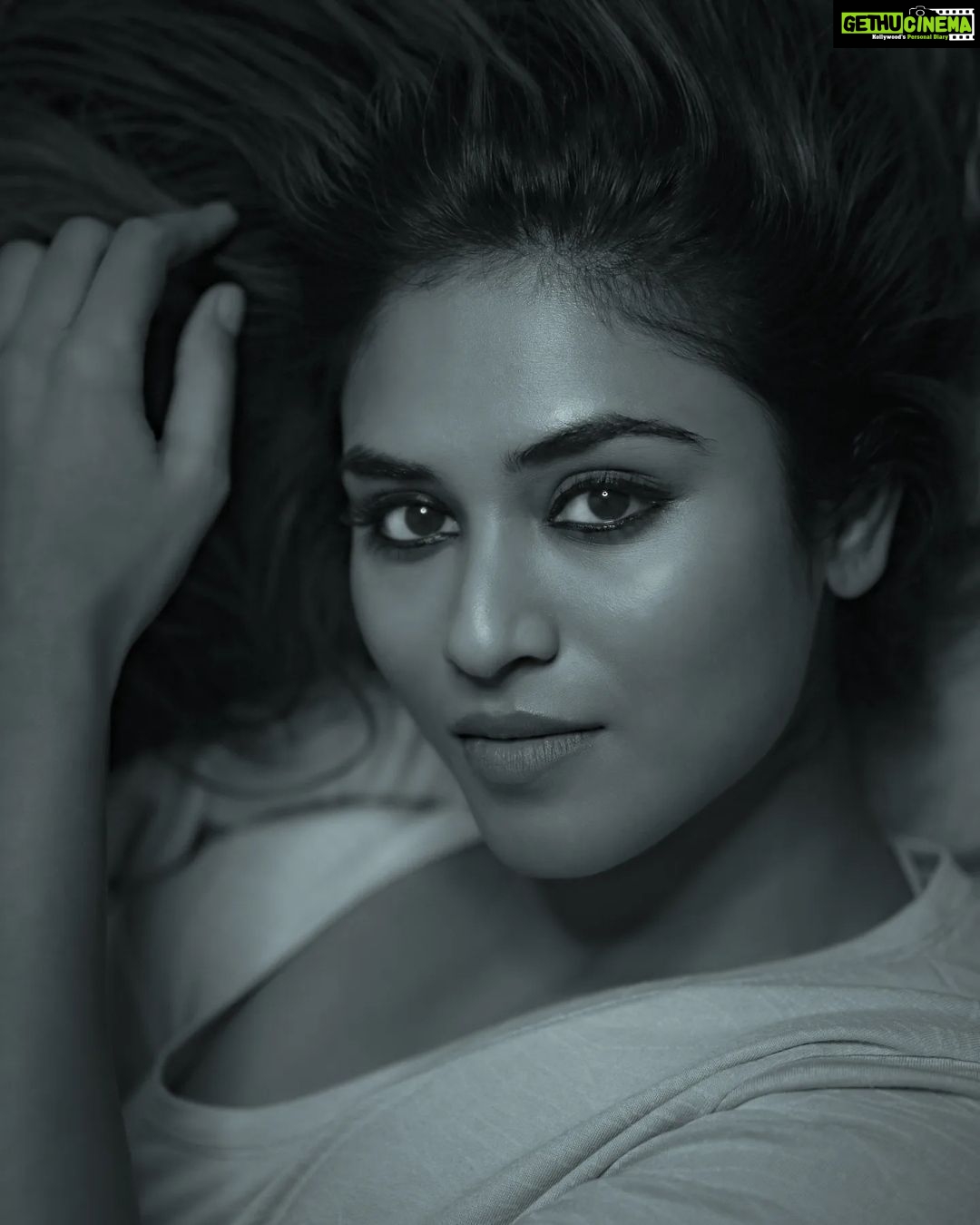 Indhuja Ravichandran Instagram - And she continued 🖤🤍 . . . . . 📷@cinematographer_gautham