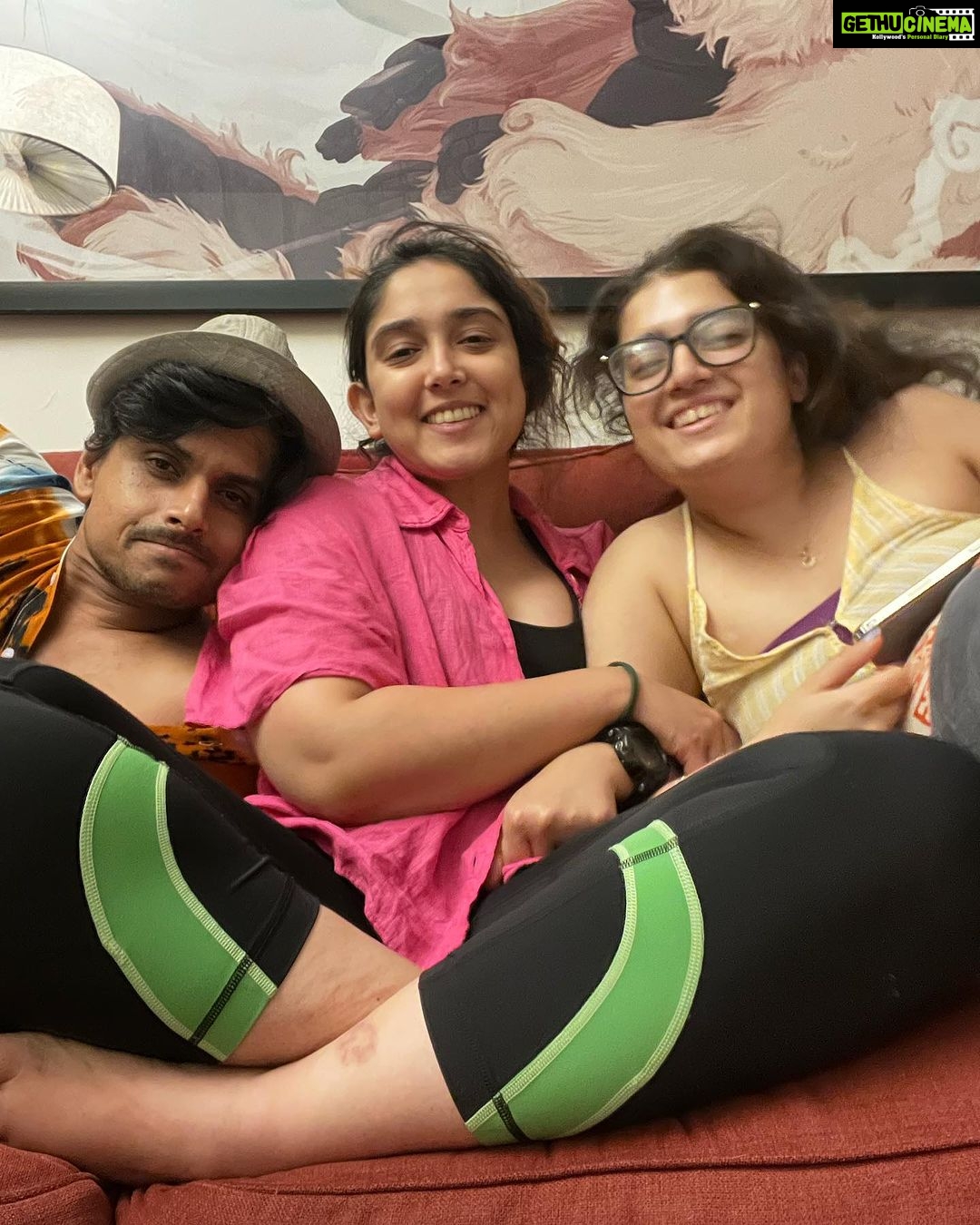 Ira Khan Instagram - Cuties🥰 @nupur_popeye @smriteep and my pink shirt.