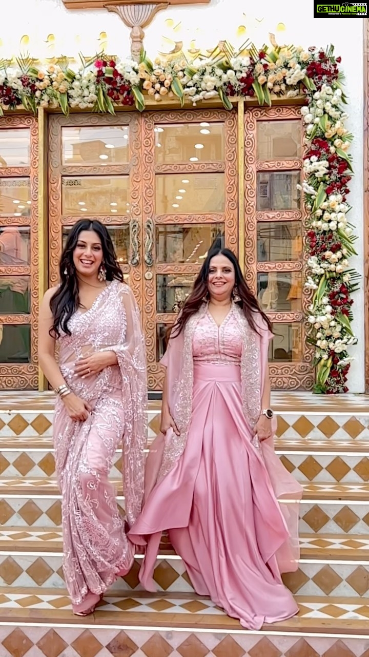 Isha Malviya Instagram - 💕 #momdaughter #instagramreel . MUA @sahilrkm HAIR @shabana_sheikh_11 MY SAREE @frontierphagwara MUMMA's OUTFIT @vandanastudiobysahil