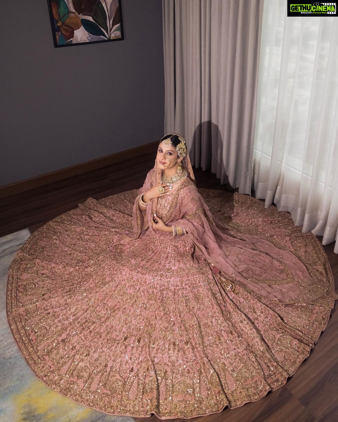 Isha Malviya Instagram - Naina tere kajrare hain, Naino pe hum dil haare hain.🌸 . which one is your favourite picture? . MUA @colorslonbeauty HAIR @shabana_sheikh_11 PC @reekphotography OUTFIT @inarabyginnimander JEWELS @manimuktaajewels . #ishamalviya