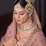 Isha Malviya Instagram - Naina tere kajrare hain, Naino pe hum dil haare hain.🌸 . which one is your favourite picture? . MUA @colorslonbeauty HAIR @shabana_sheikh_11 PC @reekphotography OUTFIT @inarabyginnimander JEWELS @manimuktaajewels . #ishamalviya