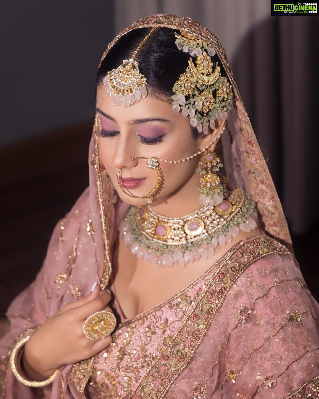 Isha Malviya Instagram - Naina tere kajrare hain, Naino pe hum dil haare hain.🌸 . which one is your favourite picture? . MUA @colorslonbeauty HAIR @shabana_sheikh_11 PC @reekphotography OUTFIT @inarabyginnimander JEWELS @manimuktaajewels . #ishamalviya