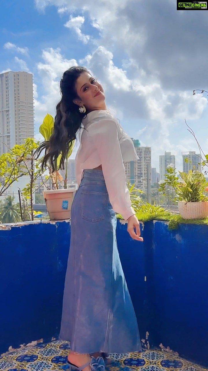 Isha Malviya Instagram - This song has my heart!ππΊπ» #chaleya #jawan . Makeup and Hair @makeoverbysejalthakkar Location - @mumbaicoworking