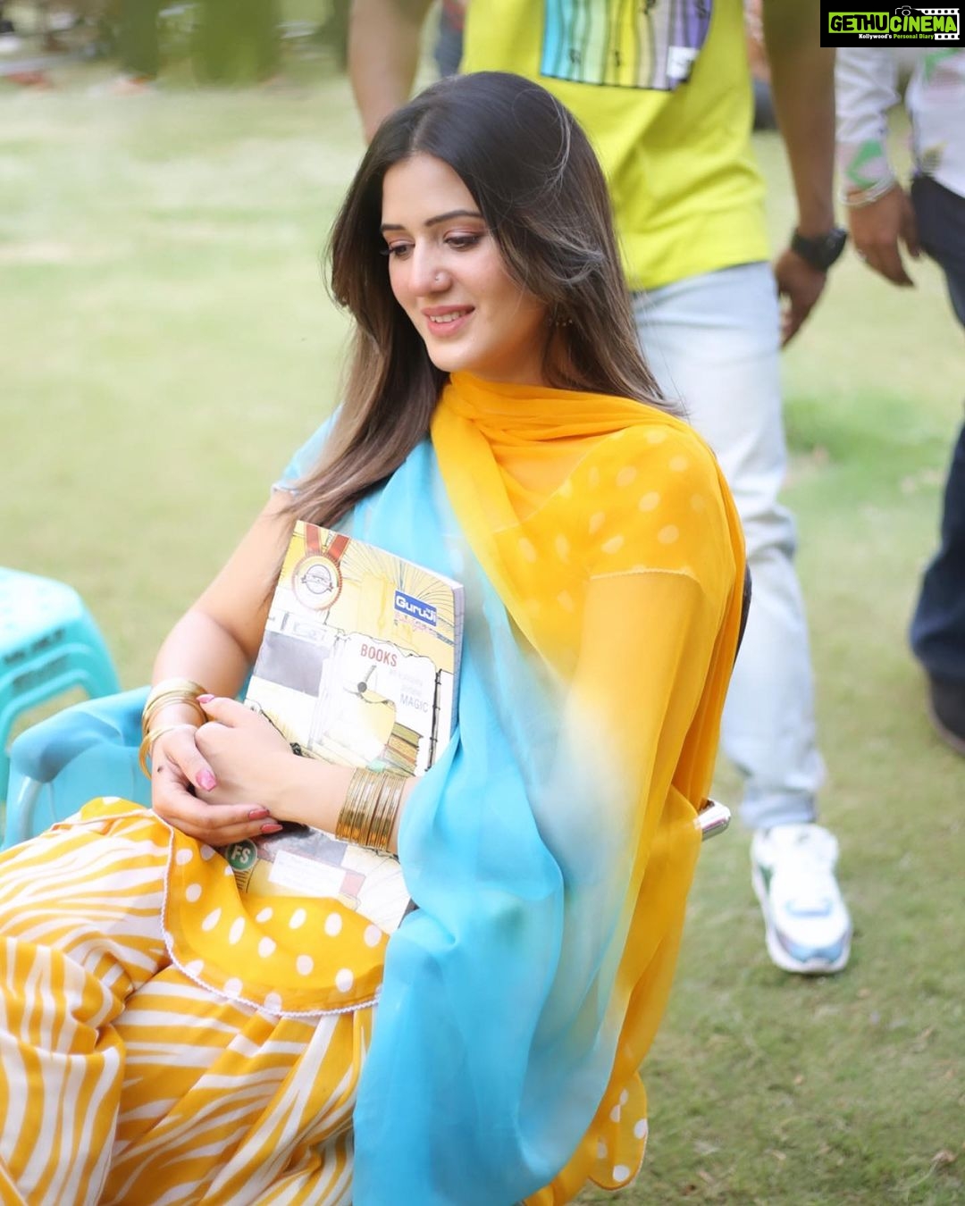 Isha Rikhi Instagram - Raat ko jaise meetha sa khwaab aaye!🐥