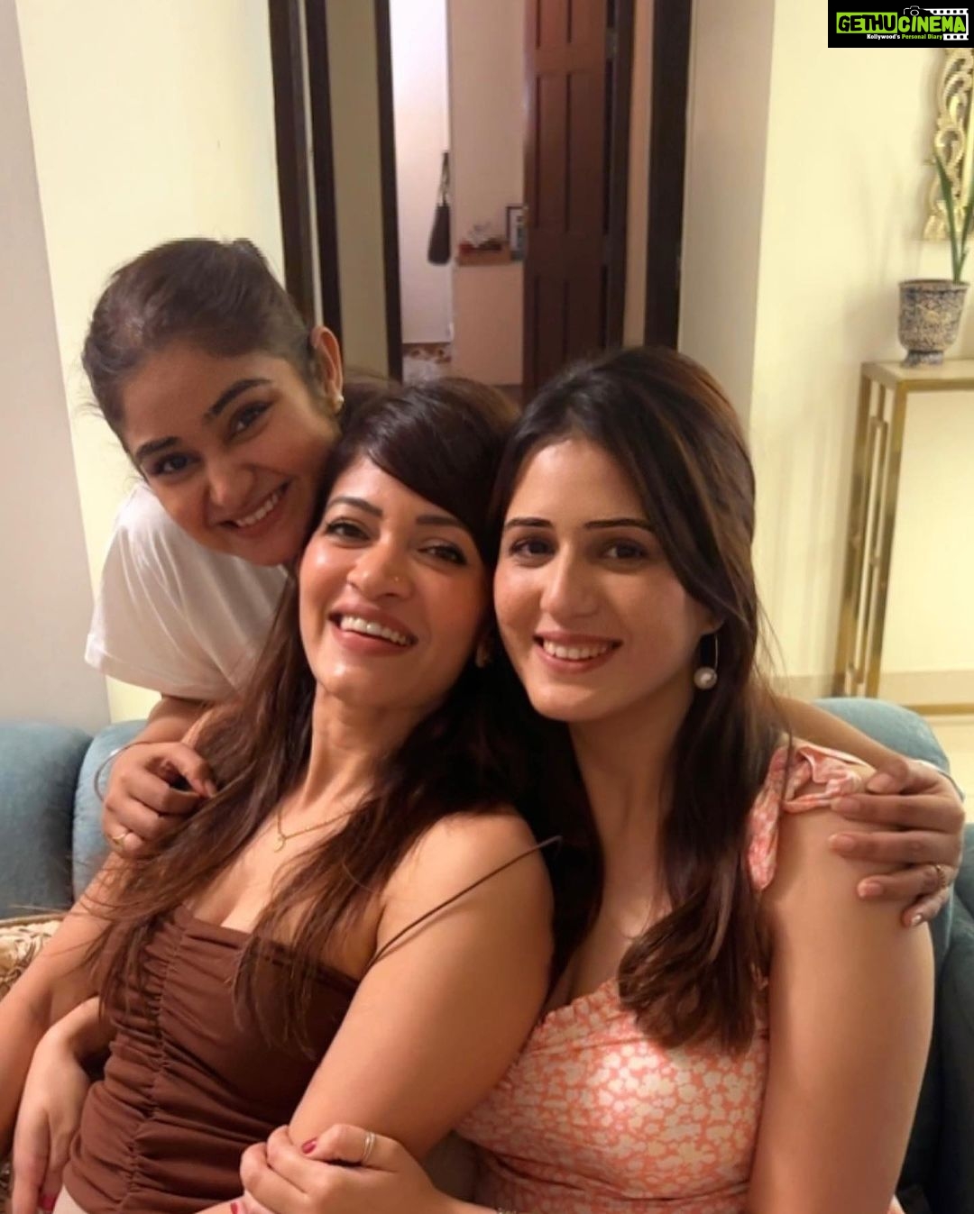 Isha Rikhi Instagram - This has been the best birthday ever with so much love and pampering with my family and friends all at one place. ❤️ Am carrying all the warmth of your birthday wishes in my heart. Reading all your messages makes me so happy🤗I’m BEYOND grateful♾️ Thank you everyone🌸 Love you all 🫶🏻 Wearing my favourite @shopmulmul 🖤