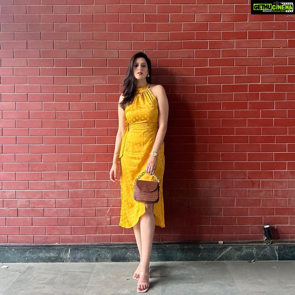 Isha Rikhi Instagram - Got a date with ☀ 🥰 🌻 👜 @thegusto.in