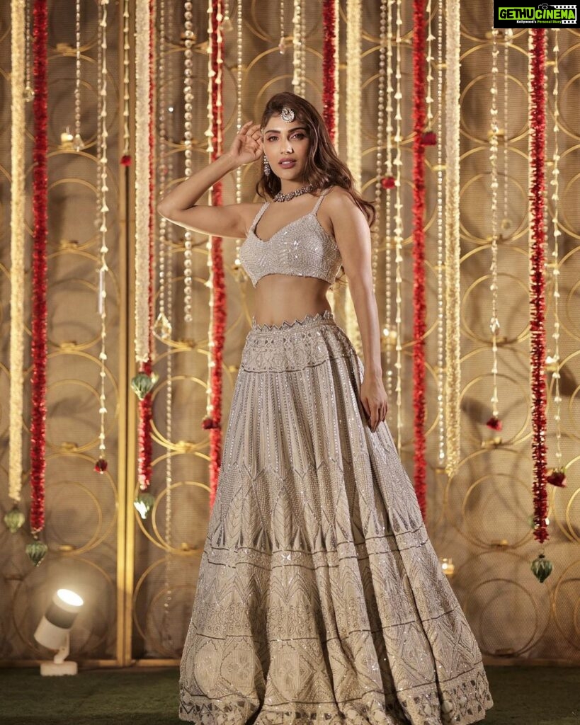 Ishita Raj Sharma Instagram - Bhai ki shaadi ka noor ✨ AnishaAnkit 🤍 . Outfit- @dishapatilpretcouture Jewellery @gehnajewellers1 Makeup @hellohashtagmakeup Hair @shirleensartistry Shot by @rahulshetty436 New Delhi