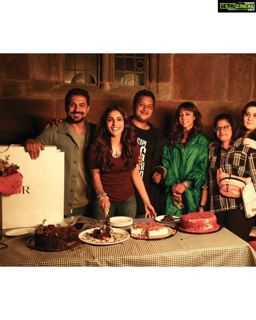 Ishita Raj Sharma Instagram - “To Forever Growing Young” Happy Birthday to ME . Ps- pls ignore the conversation of our AD’s in the middle of the birthday song😂 Richa Deepak wth 😂🤢 #setlife🎥 Trentham, Stoke-On-Trent, United Kingdom