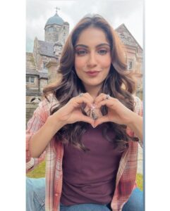 Ishita Raj Sharma Instagram - “To Forever Growing Young” Happy Birthday to ME . Ps- pls ignore the conversation of our AD’s in the middle of the birthday song😂 Richa Deepak wth 😂🤢 #setlife🎥 Trentham, Stoke-On-Trent, United Kingdom