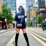 Ishita Raj Sharma Instagram – “Exploring the British Isles, one street at a time”
📸- @shresh_mua Popworld Birmingham