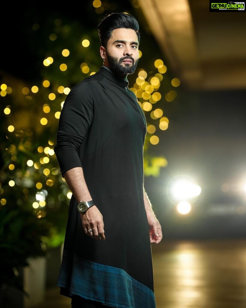 Jackky Bhagnani Instagram - Feeling and giving out Positive Vibes😇 HMU @luv_hans77 📸 @one.portrait.please