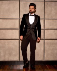 Jackky Bhagnani Instagram - About last night ⭐️

Outfit @nm_design_studio 
Styled by @anshikaav 
Assisted by @roshiijain 
Shot by @kaasastudio 
HMU by @luv_hans77