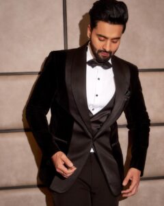 Jackky Bhagnani Instagram - About last night ⭐️

Outfit @nm_design_studio 
Styled by @anshikaav 
Assisted by @roshiijain 
Shot by @kaasastudio 
HMU by @luv_hans77