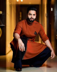 Jackky Bhagnani Instagram - Looking at the bright side

Styled by @sanamratansi
Outfit @shantanunikhil
Shoes @thealternateindia
HMU @luv_hans77
📸 @bhosale226