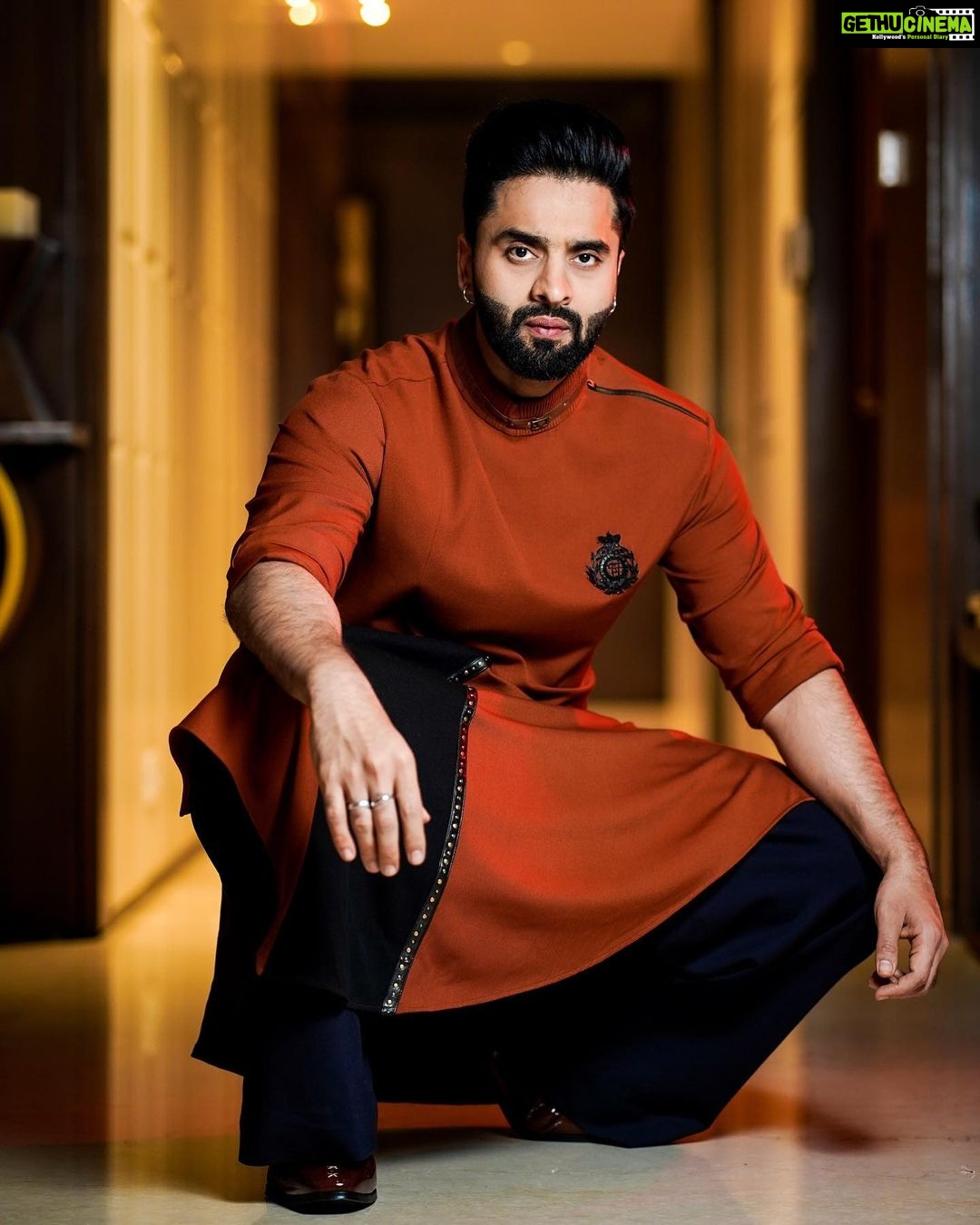 Jackky Bhagnani - 68.3K Likes - Looking at the bright side
Styled by @sanamratansi
Outfit @shantanunikhil
Shoes @thealternateindia
HMU @luv_hans77
📸 @bhosale226