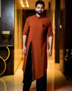 Jackky Bhagnani Instagram - Looking at the bright side

Styled by @sanamratansi
Outfit @shantanunikhil
Shoes @thealternateindia
HMU @luv_hans77
📸 @bhosale226