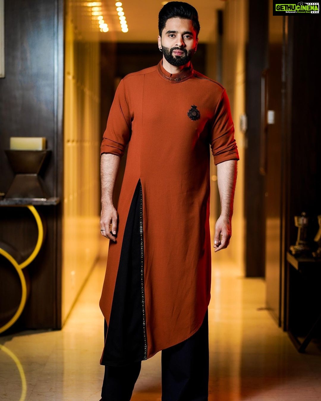Jackky Bhagnani - 68.3K Likes - Looking at the bright side
Styled by @sanamratansi
Outfit @shantanunikhil
Shoes @thealternateindia
HMU @luv_hans77
📸 @bhosale226