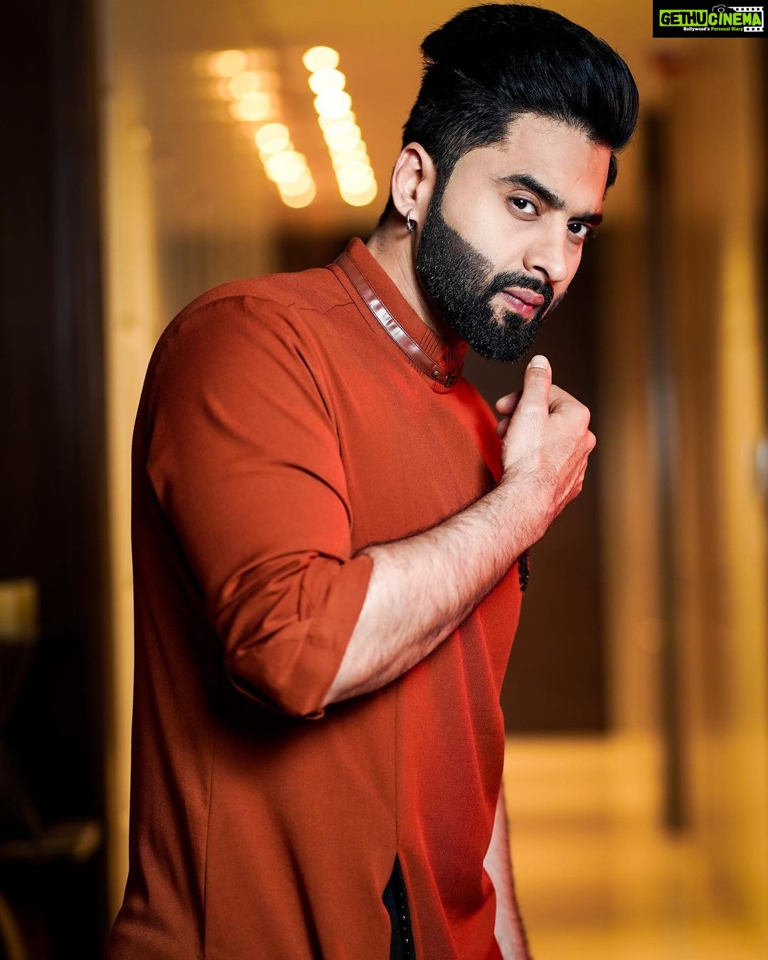 Jackky Bhagnani - 68.3K Likes - Looking at the bright side
Styled by @sanamratansi
Outfit @shantanunikhil
Shoes @thealternateindia
HMU @luv_hans77
📸 @bhosale226