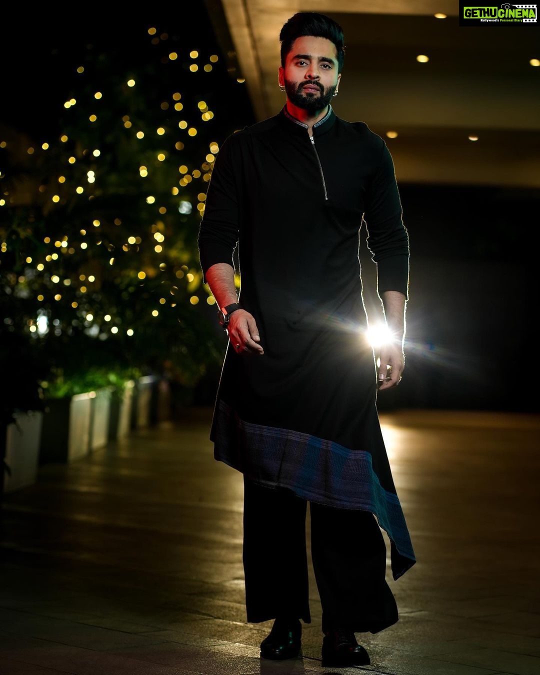 Jackky Bhagnani - 74.9K Likes - Feeling and giving out Positive Vibes😇
HMU @luv_hans77
📸 @one.portrait.please
