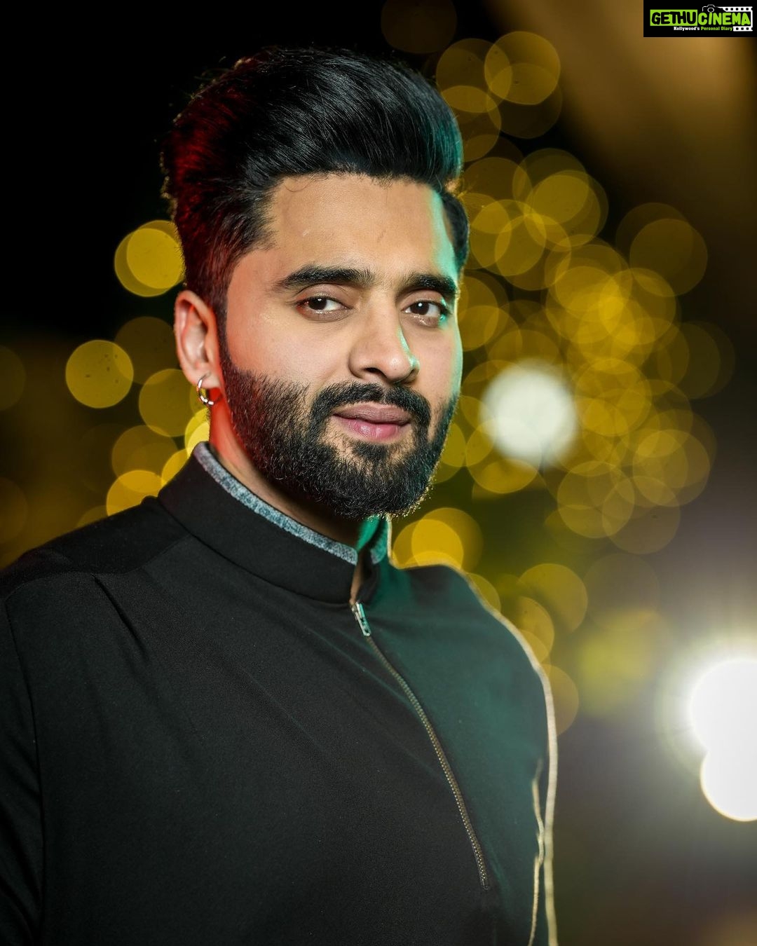 Jackky Bhagnani - 74.9K Likes - Feeling and giving out Positive Vibes😇
HMU @luv_hans77
📸 @one.portrait.please