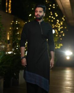 Jackky Bhagnani Instagram - Feeling and giving out Positive Vibes😇

HMU @luv_hans77 
📸 @one.portrait.please
