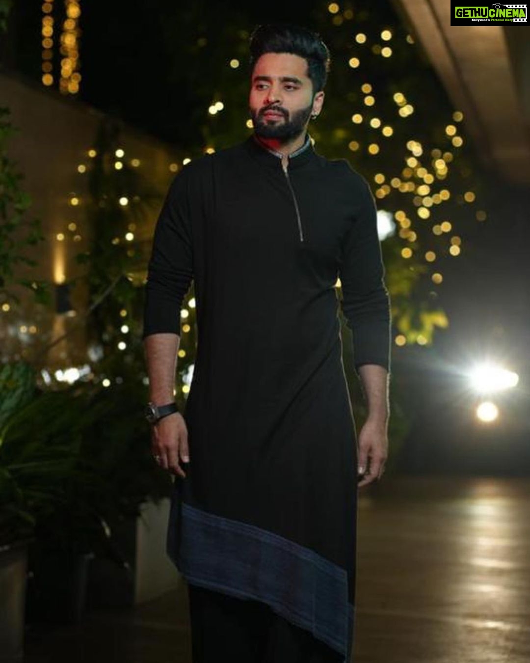 Jackky Bhagnani - 74.9K Likes - Feeling and giving out Positive Vibes😇
HMU @luv_hans77
📸 @one.portrait.please