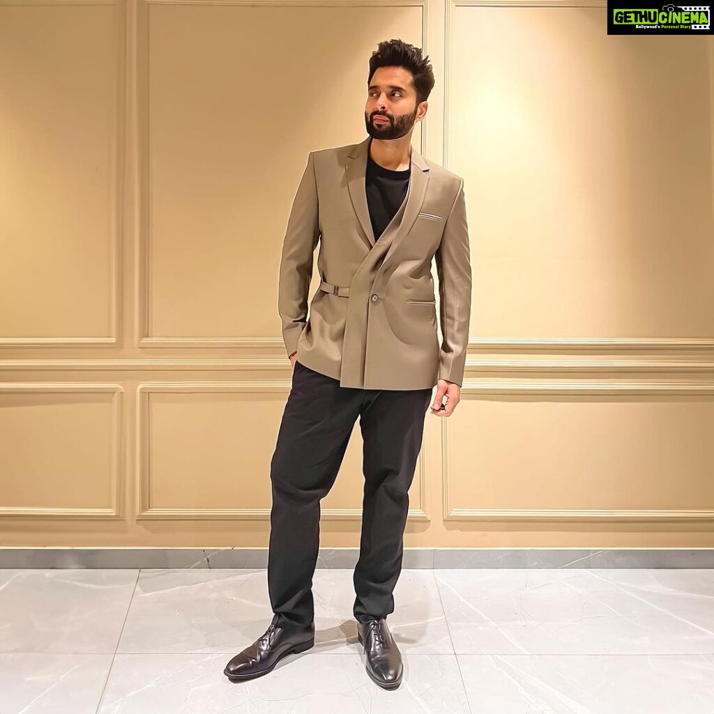 Jackky Bhagnani Instagram - Confidence tailored to perfection😎 Outfit @pourlui_designerwear Styled by @anshikaav Assisted by @roshiijain @bhatia_tanisha HMU @luv_hans77